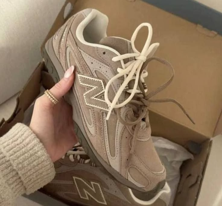 New Balance 204L Beige